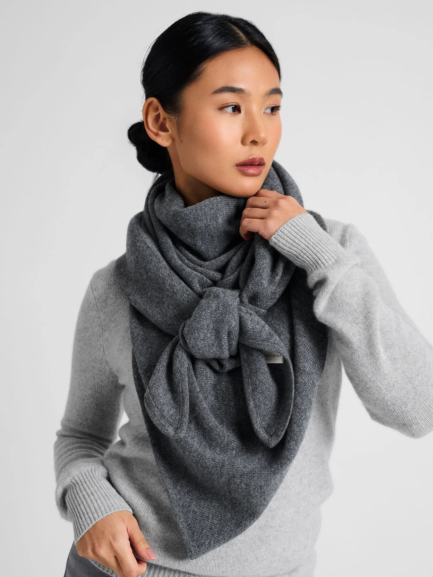 Cashmere scarf "Triangle" - dark grey